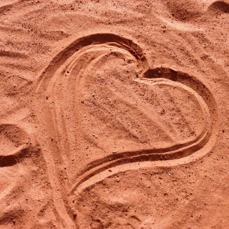 Herz im roten Sand